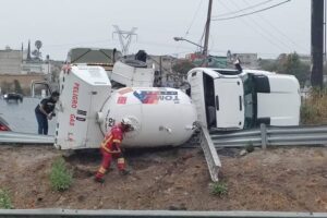 Una pipa de gas se volcó en el Periférico Ecológico de Puebla después de que el conductor perdiera el control del vehículo.