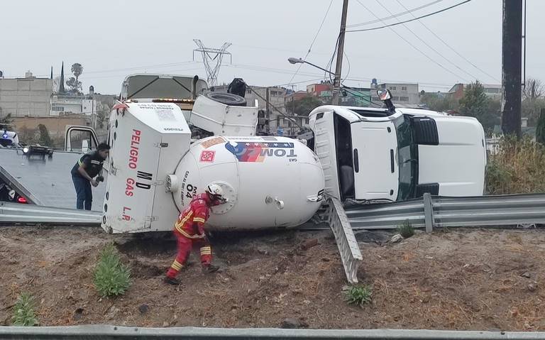 Una pipa de gas se volcó en el Periférico Ecológico de Puebla después de que el conductor perdiera el control del vehículo.