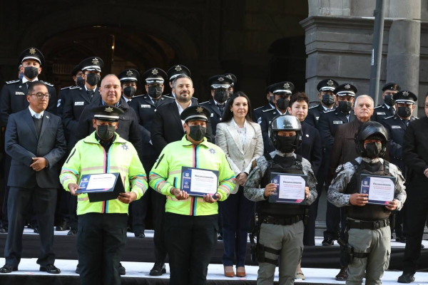 Ayuntamiento de Puebla felicita a cuatro policías de la ciudad por su labor en la detención de asaltantes