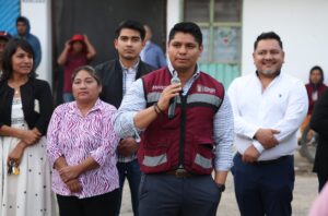 Entrega Omar Muñoz apoyos a familias afectadas por desbordamiento de río
