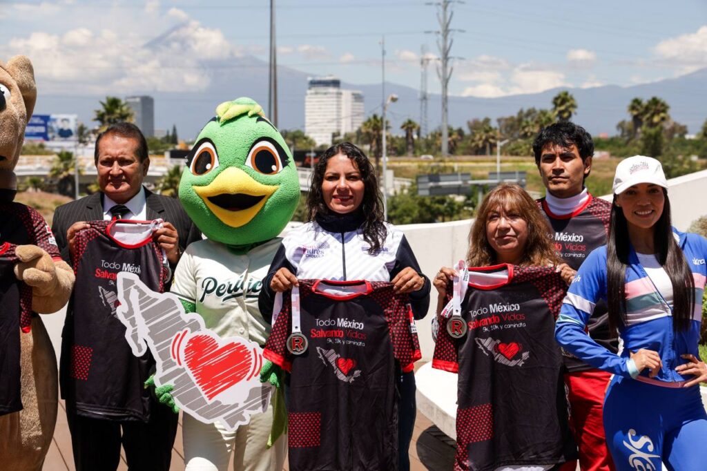 Presentan San Andrés Cholula y Cruz Roja Puebla playera y medalla de la Carrera Nacional ‘Todo México Salvando Vidas 2025’