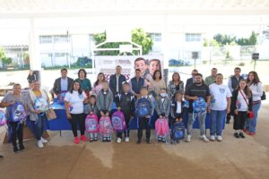 Omar Muñoz y Tere Alfaro continúan entrega de kits escolares