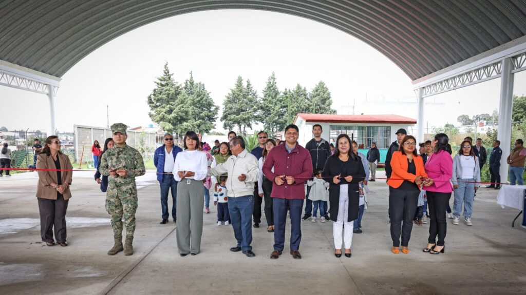Omar Muñoz entrega arco techo y explanada cívica del preescolar Aquiles Serdán