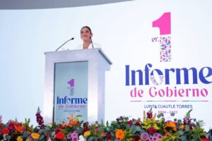 Rinde Lupita Cuautle Torres su primer Informe de Gobierno  San Andrés Cholula, Puebla. – En un acto protocolario que reunió a representantes de los órdenes de gobierno, del poder legislativo, cámaras empresariales, universidades, líderes sociales y ciudadanía, la presidenta municipal Lupita Cuautle Torres presentó su primer informe de Gobierno 2024 – 2025, donde destacó los principales logros de su administración y reafirmó su compromiso de seguir impulsando el cambio de rumbo en San Andrés Cholula.  Ante el Honorable Cabildo, acompañada del secretario de Desarrollo Económico y Trabajo, Victor Gabriel Chedraui, en representación del gobernador Alejando Armenta, la diputada Norma Estela Pimentel Méndez, en representación del Congreso del Estado y distinguidas personalidades, la edil subrayó que su gobierno se distingue por ser le único en Puebla que rinde cuentas cada trimestre, práctica que refleja la transparencia, la planeación estratégica y la cercanía con la gente.   Durante su mensaje, Cuautle Torres destacó los resultados alcanzados a través de las cinco Agendas Estratégicas del Plan Municipal de Desarrollo, orientadas a fortalecer la seguridad, la igualdad social, el desarrollo económico, la infraestructura urbana y la innovación gubernamental.   Resaltó los avances en materia de seguridad pública, donde la incidencia delictiva ha disminuido gracias a la estrategia integral preventiva, así como la entrega de 15 patrullas, 5 motopatrullas y 150 cámaras corporales que refuerzan la cobertura en todo el municipio.  En el rubro social, la presidenta destacó el funcionamiento de Casa Violeta, la entrega de más de 15 mil apoyos alimentarios y equipamiento tecnológico a escuelas públicas, así como las acciones de salud, deporte y bienestar que han beneficiado a miles de familias sanandreseñas.  Lupita Cuautle enfatizó el trabajo conjunto con el Gobierno del Estado, la federación, las cámaras empresariales y las instituciones educativas, lo que ha permitido consolidar proyectos de alto impacto como obras de pavimentación, rehabilitación de escuelas y el Centro de Bienestar Animal.  “Lo que hemos logrado ha sido gracias a la cooperación de los distintos sectores y la participación ciudadana. Aquí en San Andrés, nunca vamos a traicionar su confianza; siempre responderemos con resultados”, expresó la presidenta.  Finalmente, reiteró que este primer año de gestión maraca el rumbo para un San Andrés Cholula más seguro, justo y próspero y adelantó que seguirá caminando en cada junta auxiliar, colonias e inspectorías para para atender a su gente.