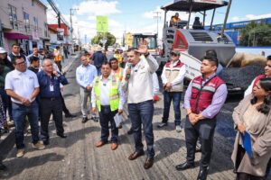 Supervisan Omar Muñoz y Alejandro Armenta la obra de reencarpetamiento del Camino Real a Cholula