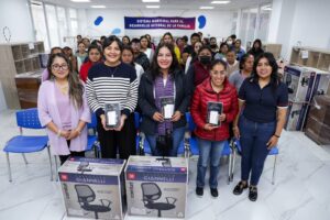 Entrega Lupita Cuautle equipamento a los 12 CAIC de San Andrés Cholula