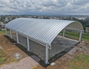 Omar Muñoz supervisa últimos trabajos del arco techo en Instituto de Ciencias y Humanidades